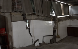 Sạt lở bờ kè sông Hồng khiến tường nhà nứt toác, 11 hộ dân di dời khẩn cấp