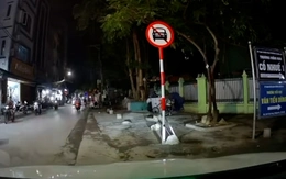 Tài xế quyết không vào đường cấm ô tô, mặc cho khách liên tục xúi dại