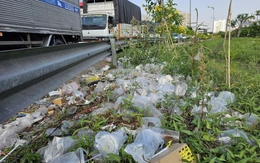 Rác nhựa vứt bừa bãi tại nhiều tuyến đường cửa ngõ của TP Cần Thơ