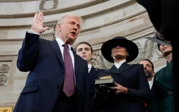 Video: Ông Trump livestream đọc Kinh Thánh sau tranh cãi với Giáo hoàng