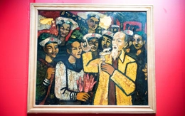 Xem tranh sơn mài về 'Quê hương và người chiến sĩ' dịp kỷ niệm 30-4