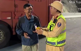 'Buồn ngủ, tài xế hãy ra khỏi cao tốc hoặc vào trạm dừng nghỉ rửa mặt, uống nước'