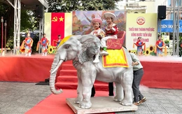 Học sinh lớp 1 học lịch sử qua sân khấu hóa và trò chơi