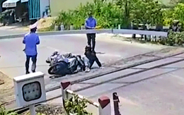 Chạy xe máy vượt đèn đỏ qua đường sắt, người đàn ông tông gãy thanh chắn