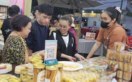 Nhộn nhịp Lễ hội Bánh mì Việt Nam 2026, nhiều quầy khách xếp hàng dài chờ thưởng thức