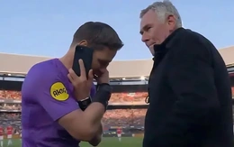 Trọng tài dừng trận chung kết Cúp quốc gia Hà Lan để... nghe điện thoại