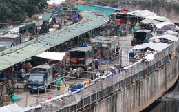 Chợ cá lấn chiếm kênh La Khê hoạt động tấp nập, bất chấp chỉ đạo của cơ quan chức năng