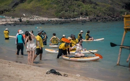 Nghỉ lễ 30-4, 1-5: Phú Quý kín phòng, 'cháy' vé tàu cao tốc từ đất liền ra đảo