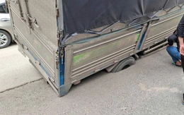 Xe tải sụp hố trên đường Nguyễn Trãi, đoạn vừa hoàn trả mặt bằng chống ngập