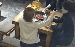 Thanh niên bị bạn gái 'sờ má' vì mải mê 'thưởng thức cái đẹp'