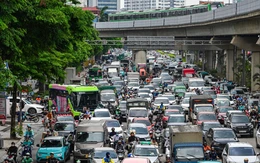 Người dân ùn ùn rời Hà Nội nghỉ lễ, dòng xe nhích từng mét ở cửa ngõ