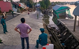 Sạt lở ở Cà Mau, nhiều nhà dân trị giá hơn 3 tỉ đồng trôi xuống sông