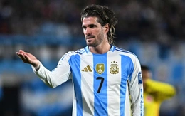 Đồng đội Messi vướng ồn ào, bị tố làm quen hàng loạt cô gái