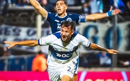 CĐV Argentina giật máy quay 'chiếm sóng' truyền hình giữa trận