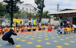 Bác bảo vệ ném kẹo làm rối đội hình đối phương khi kéo co