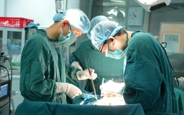 Cứu sống bệnh nhân 'đi tiểu ra phân' hiếm gặp