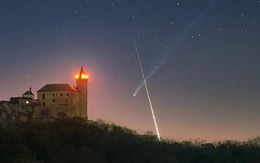 Sao chổi và thiên thạch bất ngờ 'vẽ' chữ X trên bầu trời