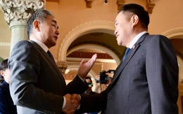 Thủ tướng Thái Lan và ngoại trưởng Trung Quốc khen nhau 'đẹp trai'