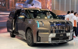 Cận cảnh Zeekr 009 2026 sắp về Việt Nam: Loa như Bentley, sạc 10 phút đi 510km, mạnh 925 mã lực