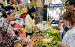 Nghỉ lễ, người dân TP.HCM chọn đến phiên chợ xanh 'săn' đặc sản vùng miền