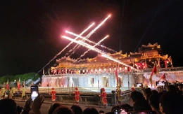 Ngàn người đổ về Đại Nội Huế xem 'Hoàng cung huyền ảo'