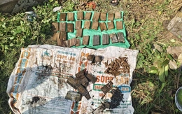 Phát hiện thùng đạn, lựu đạn khi đào cải táng mộ