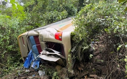Xe khách chở 25 người lao xuống vực sâu 100m, 1 người chết, 6 người bị thương