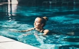 Để ngủ ngon, hãy đi bơi vào buổi tối