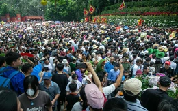 Biển người về Đền Hùng ngày giỗ Tổ Hùng Vương