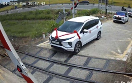 Phạt tài xế ô tô chở đám cưới cố vượt gác chắn đường sắt