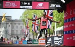Lần đầu trong lịch sử có người chạy marathon dưới 2 giờ