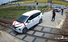 Xe đám cưới tính 'thông chốt' khi gác chắn đã hạ: Xe mắc kẹt rồi thoát trong gang tấc