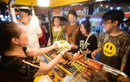 Chủ quán bán đồ ăn không cắt ngắn móng tay, không đeo găng tay có thể bị phạt tới 4 triệu đồng