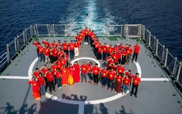 Kiều bào từ 22 quốc gia thăm hỏi quân dân, xem duyệt đội ngũ tại Trường Sa