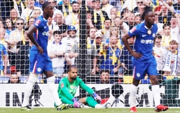 Thủ môn Chelsea bị tố nằm sân ‘câu giờ’ để đồng đội nghe chỉ đạo