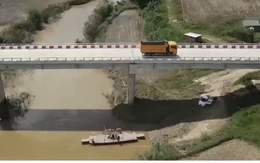 Cầu xây xong 3 năm, dân vẫn vượt sông bằng phà tự chế