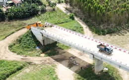 Lý do cầu 36 tỉ xây xong 3 năm, người dân vẫn phải qua sông bằng phà