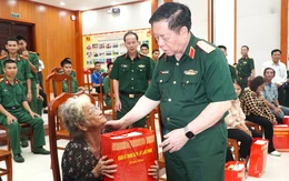 Đại tướng Nguyễn Trọng Nghĩa tặng quà các gia đình  chính sách, hộ nghèo ở Khánh Hòa