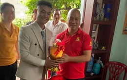 Chàng trai sang xin dâu bằng cách đổi bình rượu mơ của mình đổi lấy 'bình rượu mơ' của ba