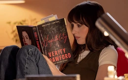 Anne Hathaway và Dakota Johnson trao nụ hôn đẫm máu trong teaser Verity