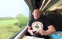 CĐV West Ham gây sốc khi nướng bít tết bằng… máy duỗi tóc trên tàu