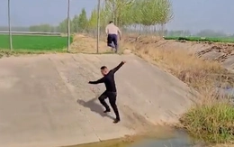 Cười sảng với thanh niên nhảy qua mương nước bất thành