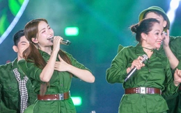 Hòa Minzy rủ ‘người Việt mình thương nhau’, 40.000 khán giả hô vang ‘Tự hào là người Việt Nam’