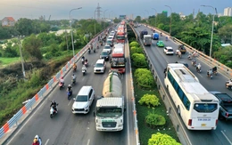 Người dân rời TP.HCM nghỉ lễ 30-4, các cửa ngõ đông đúc, có lúc ùn ứ nhẹ