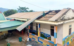 Bộ đội giúp dân lợp lại nhà, trường học sau lốc xoáy