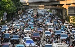 Dòng người ùn ùn rời Hà Nội nghỉ lễ, một ô tô bốc cháy ở đường trên cao