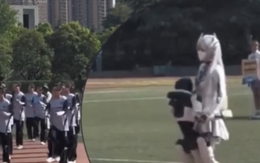 Robot hình người tự dưng đang nhảy bất ngờ... ôm nữ sinh