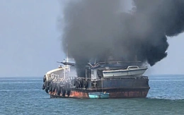 Tàu dầu bốc cháy dữ dội trên biển Bình Thuận, 1 thợ hàn mất tích