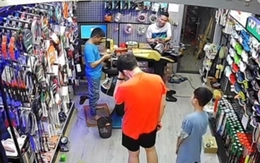 Khách test hàng kiểu này thì tốn vợt lắm