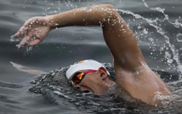 ‘Người cá’ Andy Donaldson lập kỷ lục bơi khiến người khác phải… rùng mình